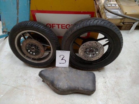 2 Stück Räder und 1 Stück Sitz des Motorrads aus Todeszustand unbekannt / nicht getestet