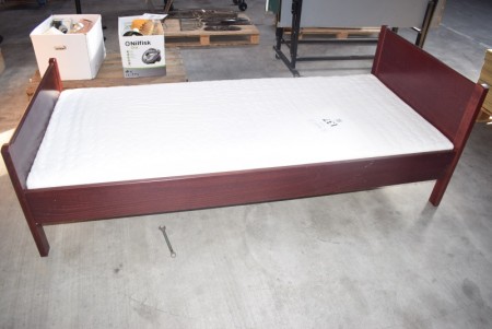 Bed. 73x96.5x208 cm.