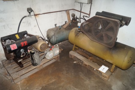 Piston compressor brand buster type KK60444 10.5 pressure bar. 325 liters. FF air newly renovated but engine defective.