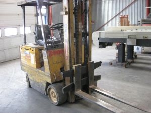 Electric Forklift, CATERPILLAR, model M40, capacity 2000 kg, lift height 3300mm. Incl.charger.