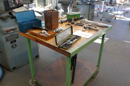 Værkstedbord på hjul med indhold af div håndværktøj m.v.