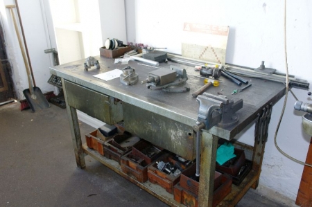 Vice bench and 2 drawers containing various machine parts, etc.
