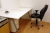 Rest i rum minus faste installationer. Bord med 6 stole Skrivebord + undersektion + kontorstol + reol + pc på bord + whiteboard