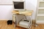 Rest i rum minus faste installationer. Bord med 6 stole Skrivebord + undersektion + kontorstol + reol + pc på bord + whiteboard