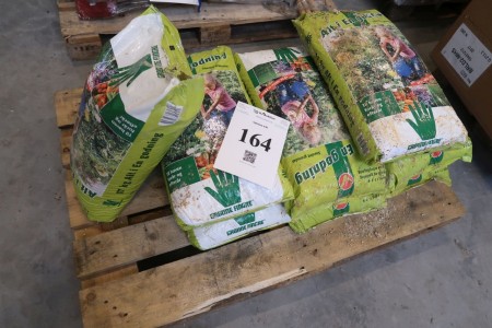 8 bags of fertilizer, 17 kg per bag. 1 bag open