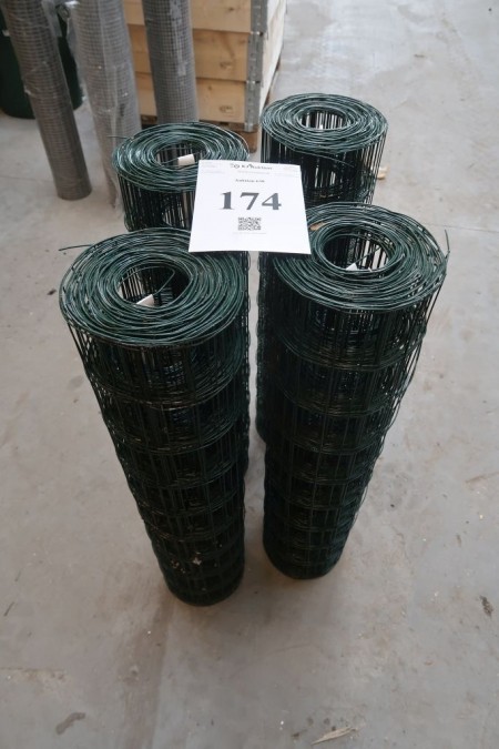 4 rolls of green wire fence, 0.9x20 meters per roll,