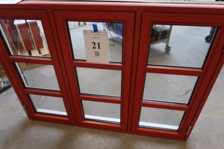 Trævindue, rød/hvid, H105xB145 cm, karmbredde 11,5 cm. Med not til bundstykke. Modelfoto