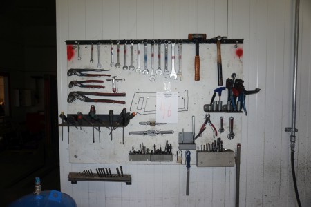 Werkzeugtafel mit verschiedenen Werkzeugen.