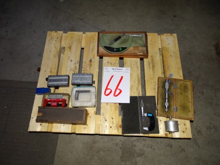 Pallet with various measuring tools.