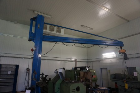 Swing crane at column total height 360 cm outlay 350 cm with crane max 320 kg.