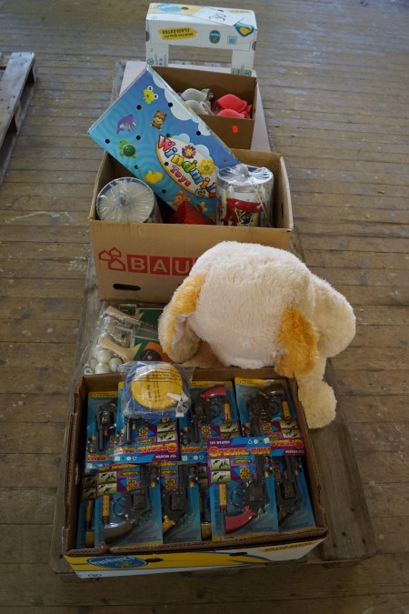 Teddy bear + 50 toy guns + various toys, unused