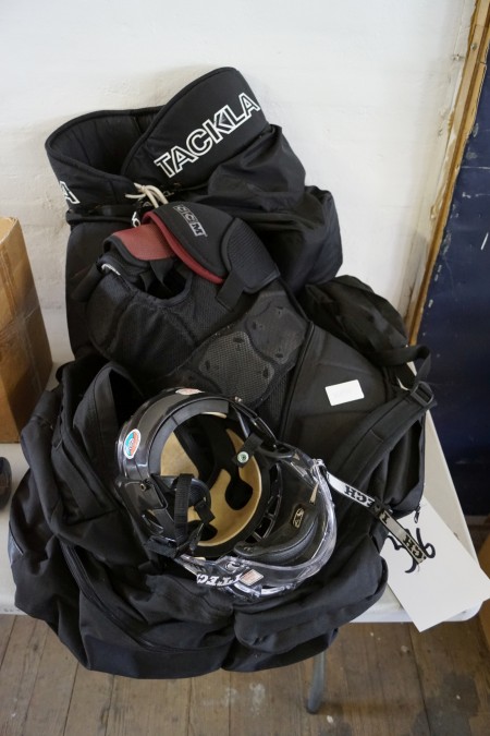Ishockey + taske + hjelm + handsker + skridt og knæbeskytter