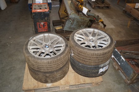 BMW Räder mit Reifen, 2 Stück 255/35 / R19 + 2 Stück 235/35 / R19