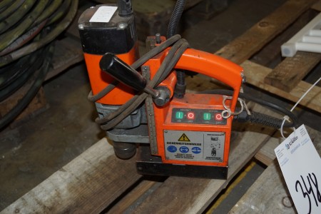 Magnet drill with quick change, works