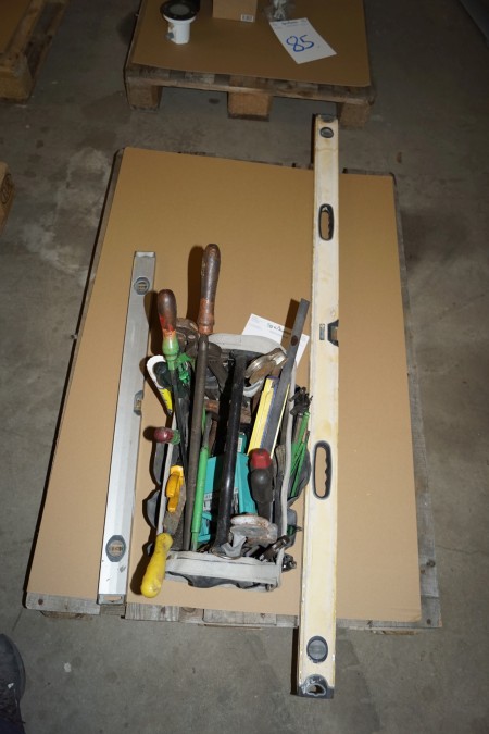Spirit level and tool bag with tools