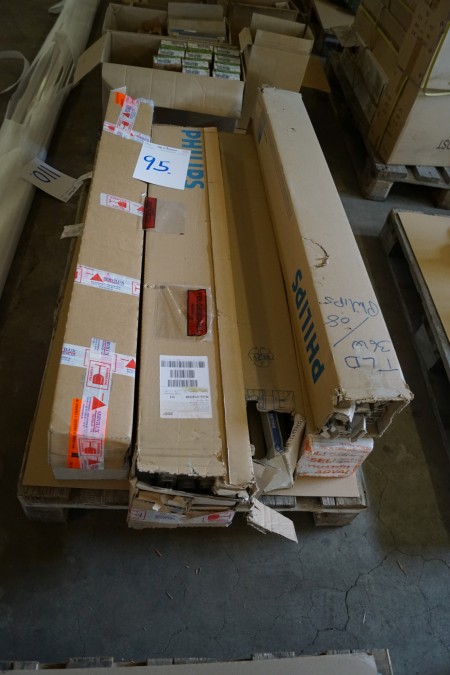 Pallet with fluorescent lamps