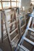 Treppen aus Holz und eine Aluminium-Kombileiter