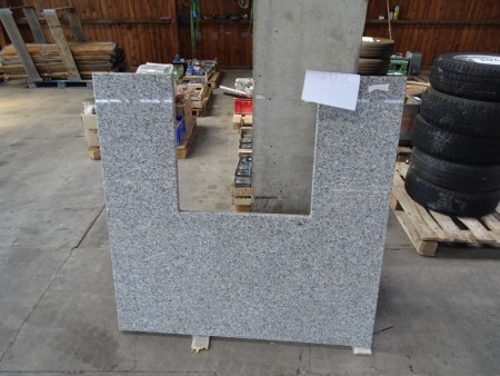 Granit bordplade med udskæring. 127,5x127,5 cm. 66,5 cm. dyb på midten