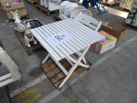 Gartentisch + Stuhl. Tischplatte = 75x75 cm.