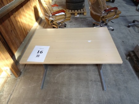 Desk. 120x80x75 cm.