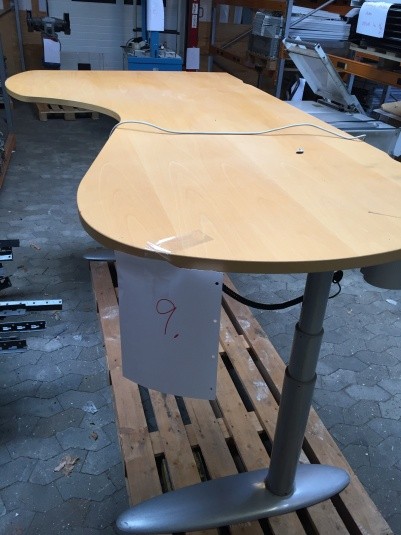 Raise / lower table incl. 3 chairs