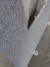 Granitarbeitsplatte mit Ausschnitt. 127,5 x 127,5 cm. 66,5 cm. tief in der Mitte