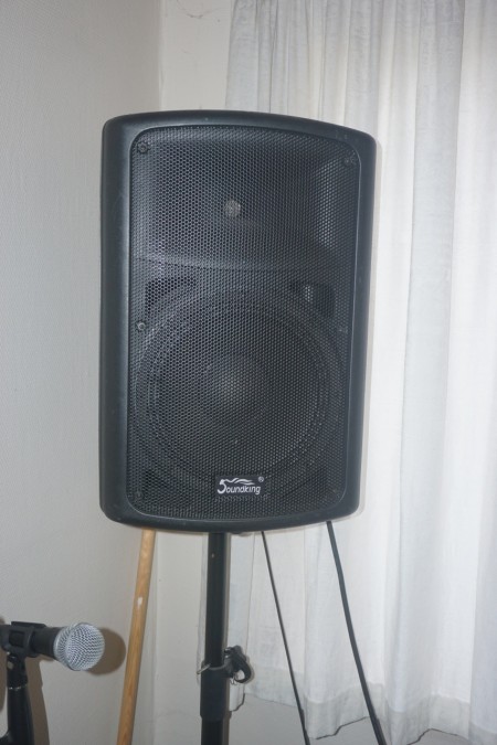 2 pcs 50 W speakers mark Soundking on stand + Mixer desk brand Xenyx X1222