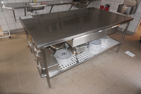 Fritstående rustfrit bord med diverse gryder mm under bord 120x200x90 cm