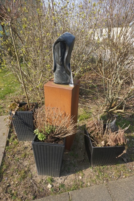 Skulptur + 3 potteplanter. Mål på skulptur: ca. 143x32x32 cm.