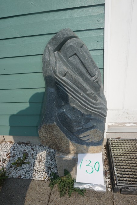 Skulptur (73x44 cm.). + bank