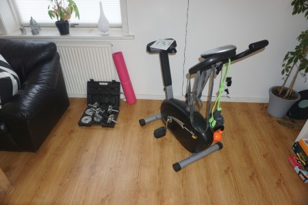 Fitnessrad + verschiedene Trainingsgeräte