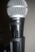 2 Mikrofonständer mit 1 Mikrofonmarke Shure PG58