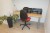 2 Ellbogen / Schreibtische mit Bürostühlen, Whiteboard mm.