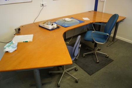  2 gemeinsame Schreibtische, L: ca. 210 cm mit Winkel d: 85 cm, H: 74 cm + 120x120x74 cm + 2 Stühle