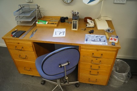 Schreibtisch mit 8 Schubladen 140x76x70 cm mit Inhalt auf Tisch + Aktenschrank mit Jalousietür 148x103x47 cm + Stuhl
