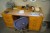 Schreibtisch mit 8 Schubladen 140x76x70 cm mit Inhalt auf Tisch + Aktenschrank mit Jalousietür 148x103x47 cm + Stuhl