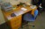 Skrivebord med 8 skuffer 140x76x70 cm med indhold på bord + arkivskab med jalousi låge 148x103x47 cm + stol