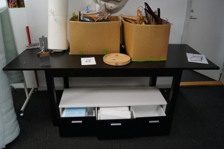 Tisch 220x84x75 cm + 2 Boxen mit Kleiderbügeln + Spiegel auf Rollen 170x45 cm und mehr
