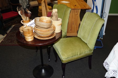 Runder Tisch ø: 85 cm mit Inhalt + 2 Stühlen