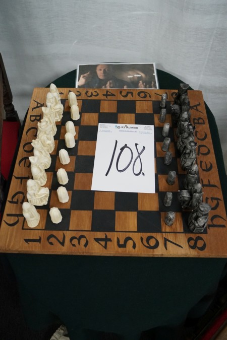 Schachspiel 50x50 cm mit Figuren aus Gips, wird von Lars Mikkelsen in der dänischen Geschichte auf DR1 verwendet