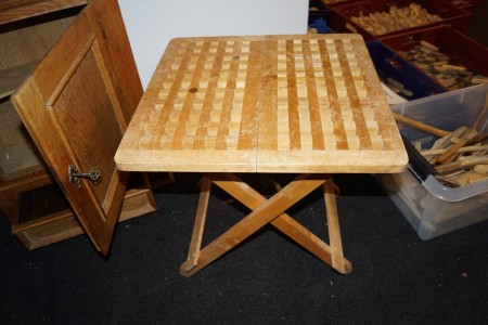 Reol med hylde 80x80x32 cm + folde bord, med mere