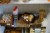Diverse butiksvarer + guldtråd + reol med 2 skuffer 180x73x28 cm