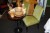 Rundt bord ø:85 cm med indhold + 2 stk stole