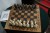 Schachspiel 50x50 cm mit Figuren aus Gips, wird von Lars Mikkelsen in der dänischen Geschichte auf DR1 verwendet