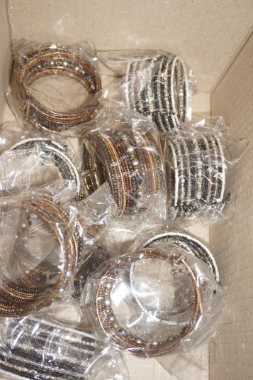 Perlen-Armbänder. 5 schwarze und 5 braune