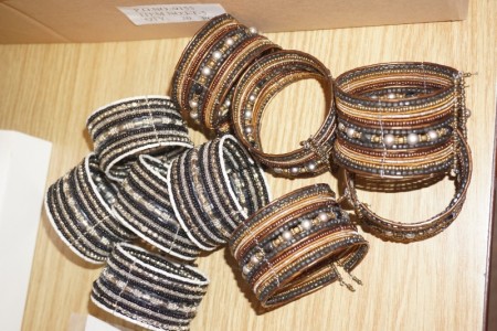 Perlen-Armbänder. 5 schwarze und 5 braune