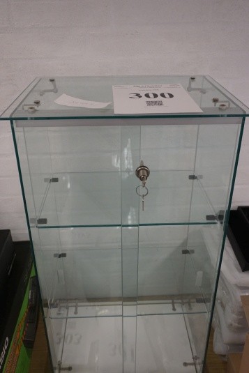 Glass pan with sliding doors + lock / key and 2 glass shelves