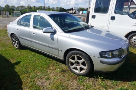 Volvo. S60 2.4 former Reg. BT38075 Starts and runs but must have a new vacuum pump from bankruptcy estate.