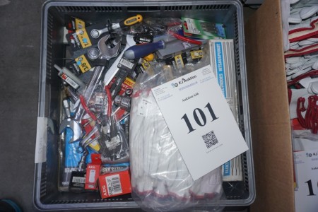 Box mit verschiedenen Werkzeugen und Handschuhen