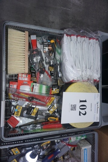 Box mit verschiedenen Werkzeugen und Handschuhen